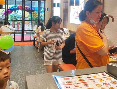 开一家餐饮店，如何做好店铺的宣传工作？